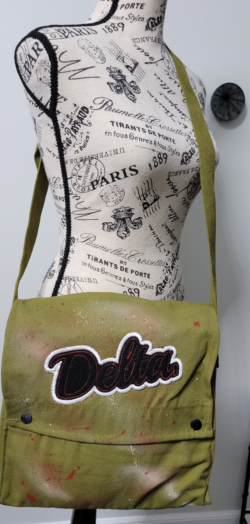 DST Graffiti Messenger bag – It's Exclusive Brand